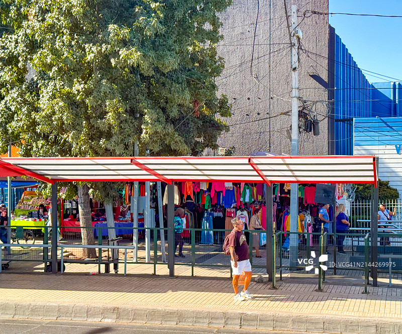 在圣地亚哥的候车亭里等公共汽车的男人图片素材