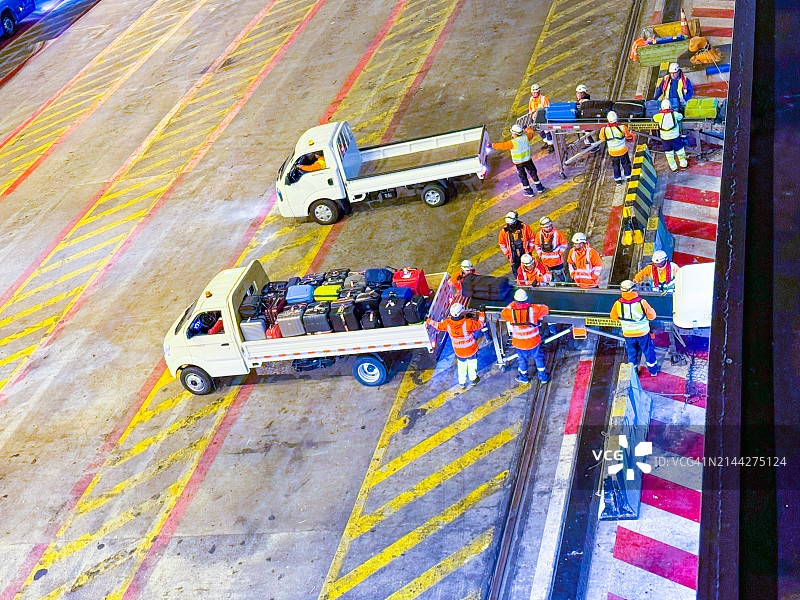 智利圣安东尼奥港的旅游巴士和集装箱的清晨景色图片素材