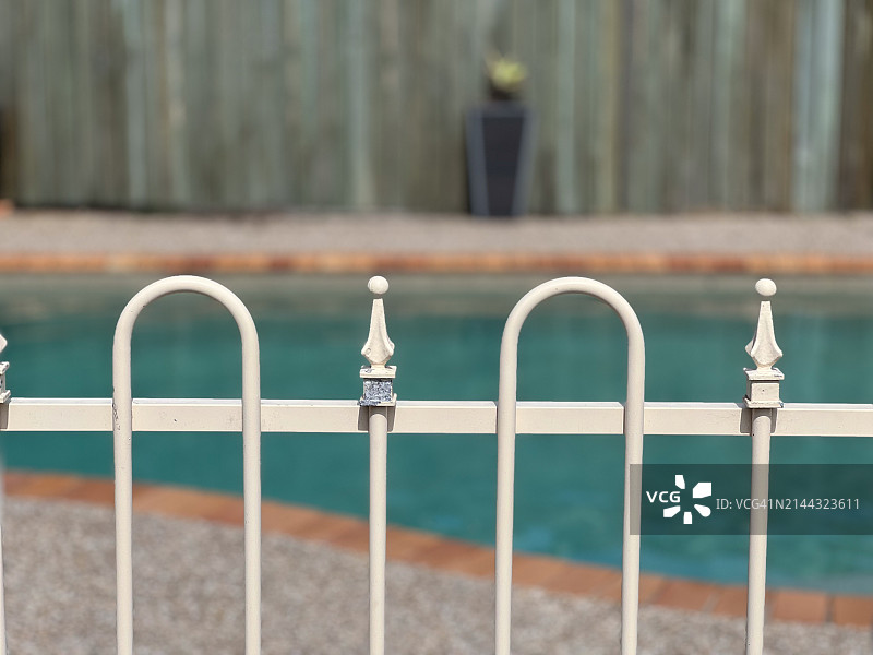 泳池边的房屋游泳池围栏图片素材