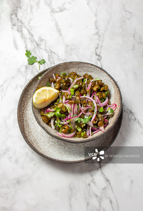 智利海藻酸橘汁腌鱼碗俯视图，由切碎的海藻、柠檬、香菜和红洋葱制成图片素材