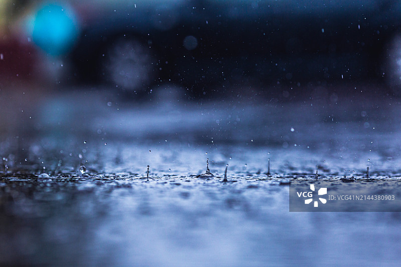 城市雨景：雨滴与水花图片素材