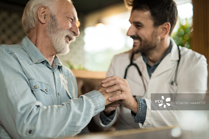 年长的男人在诊所感谢医生的帮助图片素材