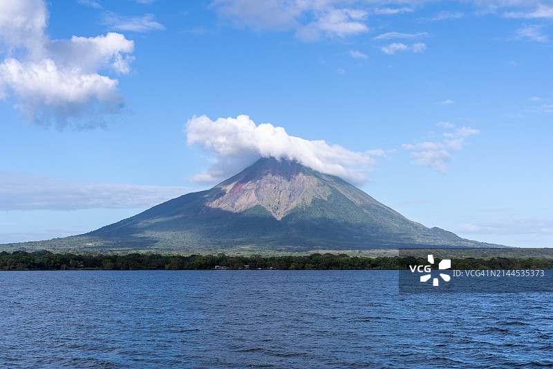 从尼加拉瓜奥梅特佩岛看康塞普西翁火山图片素材