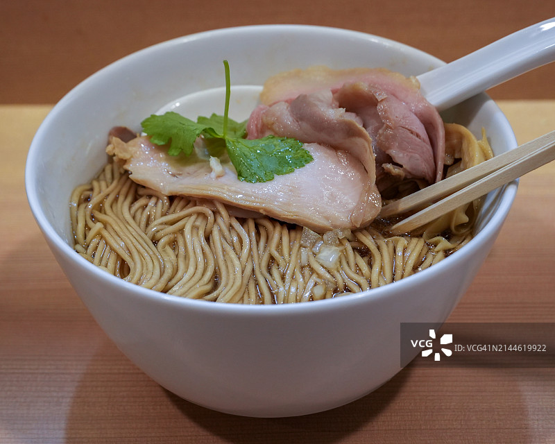 手工横滨拉面碗配叉烧肉图片素材