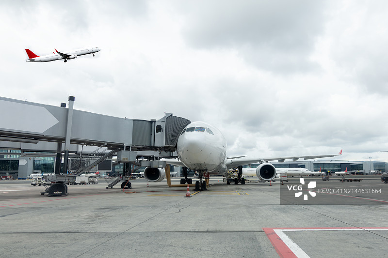 准备起飞的客机图片素材