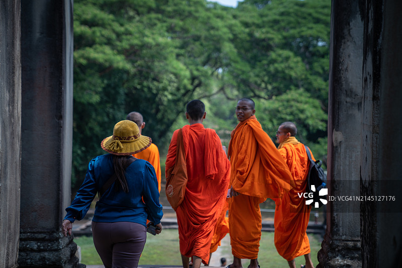 在吴哥寺内行走的佛教僧侣图片素材