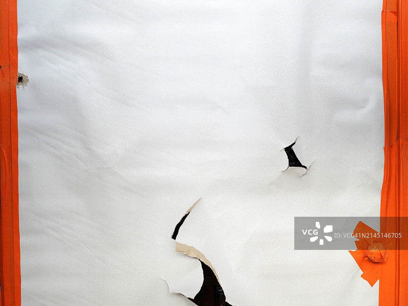 布鲁塞尔的白色撕裂海报特写，带有橙色胶带图片素材