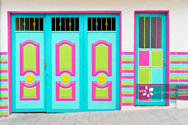 哥伦比亚马尼萨莱斯老城区的彩色殖民时期房屋图片素材