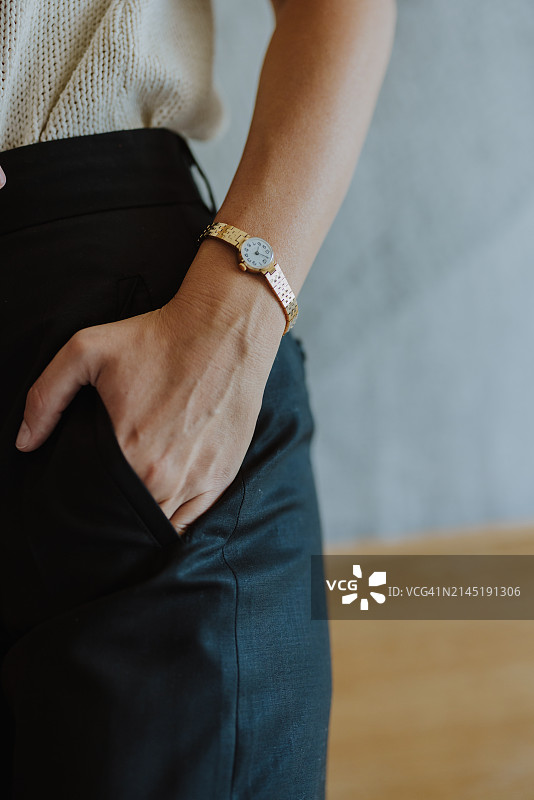 匿名女子手插口袋特写图片素材