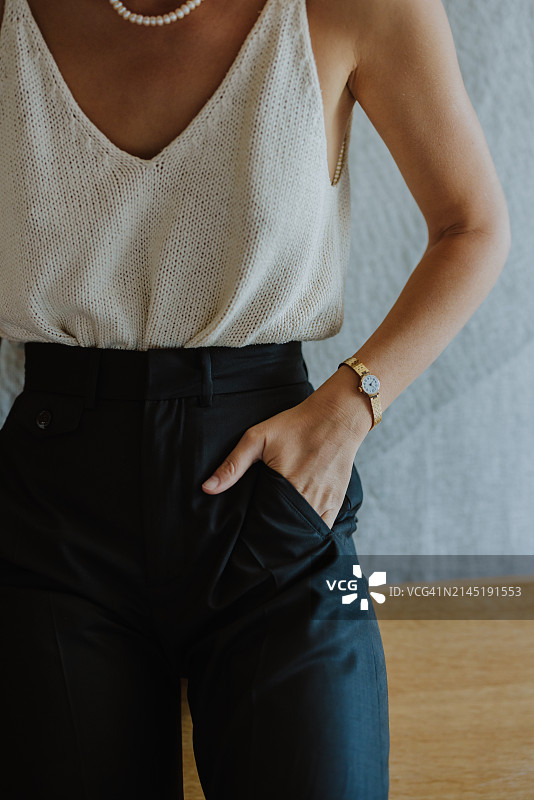 匿名女子手插口袋特写图片素材