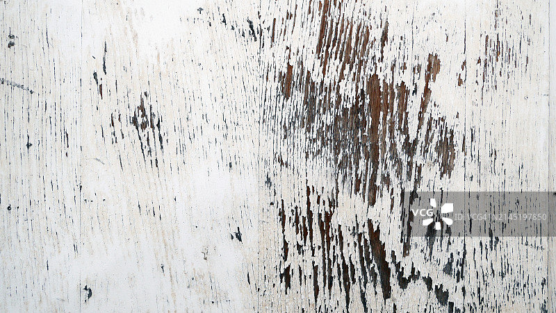布鲁塞尔木板上的白色油漆，有划痕和铜绿，阳光下的自然粗糙纹理图片素材
