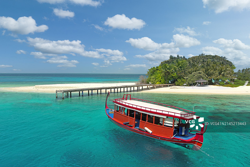 无人热带岛屿附近的马尔代夫传统船只图片素材