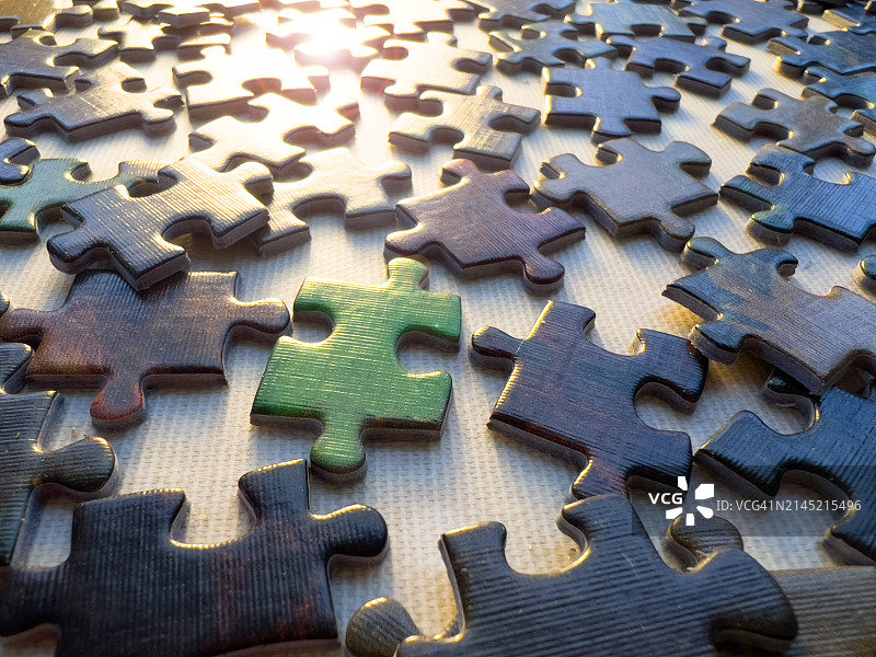 桌上的拼图碎片图片素材