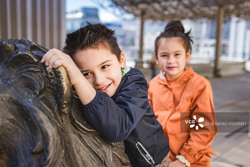 孩子们在城市里玩耍图片素材