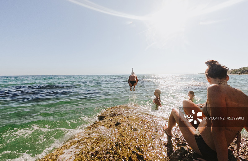 跳入大海图片素材