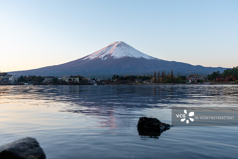 日本标志性景观：河口湖的富士山美景图片素材