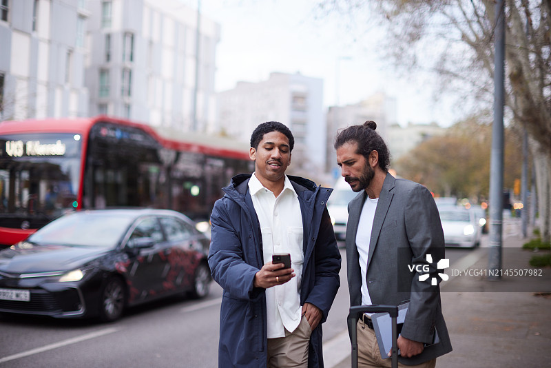 街头商务人士通勤科技智能手机图片素材