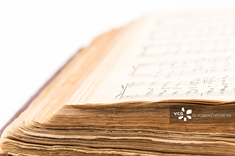 在白色背景上打开的乐谱书图片素材