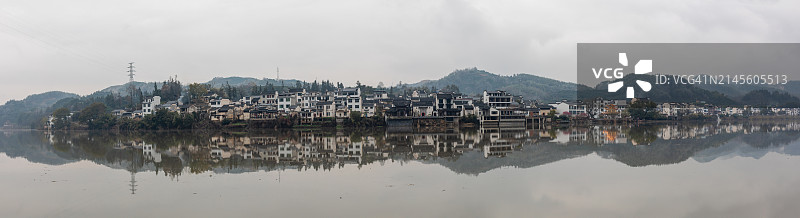 新安江畔的老城全景图片素材