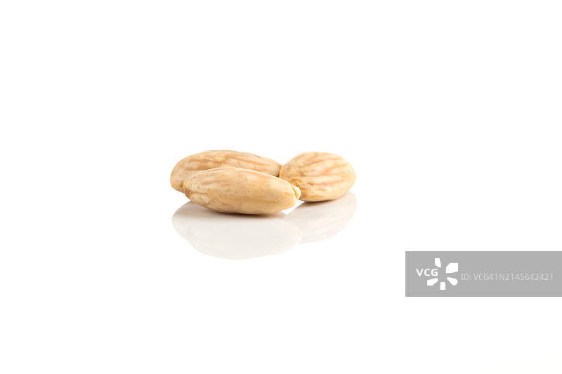 白色背景上的漂白杏仁堆图片素材