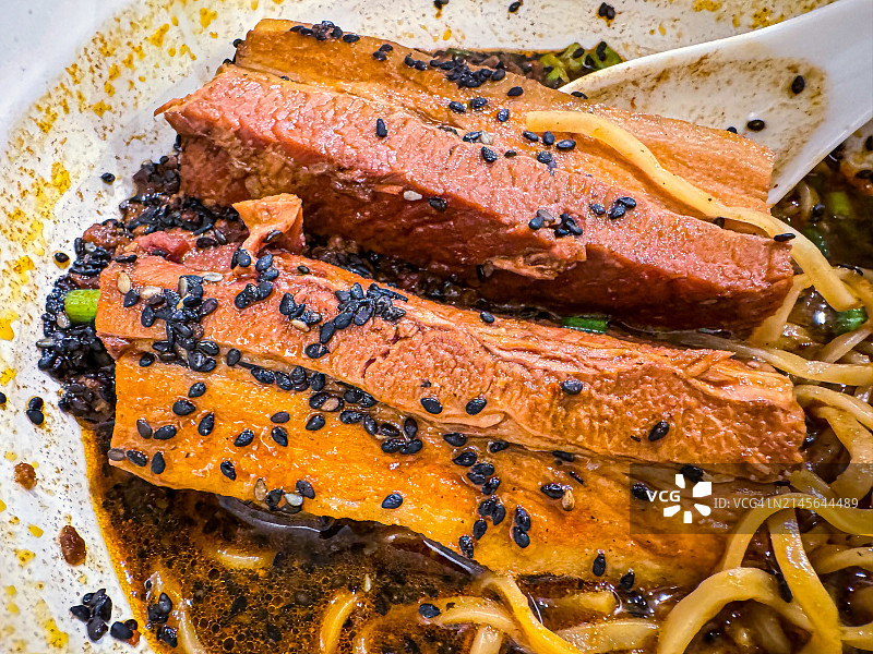 黑芝麻点缀的红烧肉臊子担担面图片素材