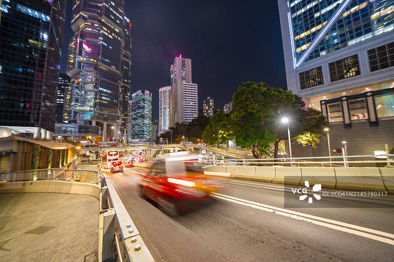 香港夜间行驶的出租车图片素材