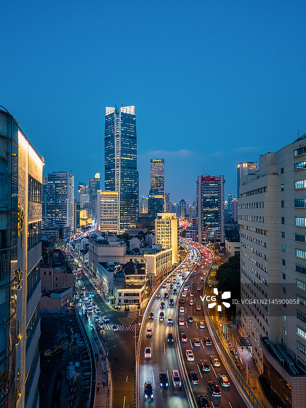 上海静安寺的迷人夜景图片素材