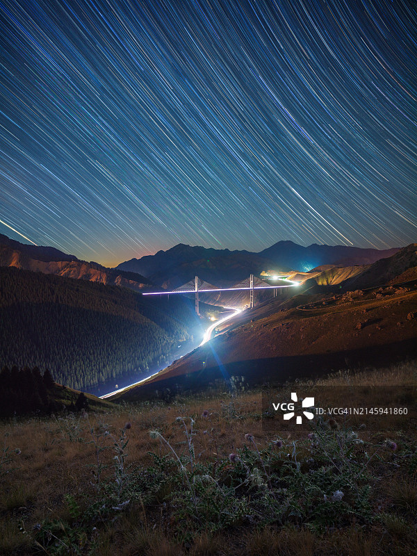 新疆果子沟大桥上的星轨图片素材