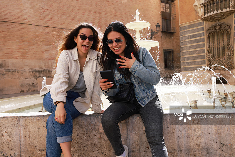 朋友们在度假时享受探索城市图片素材