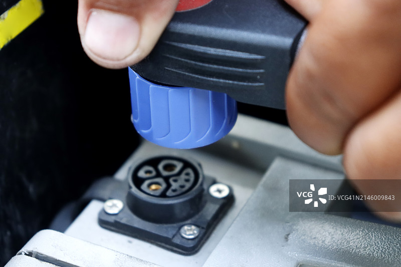 更换电动摩托车电池：汽车基本服务概念图片素材