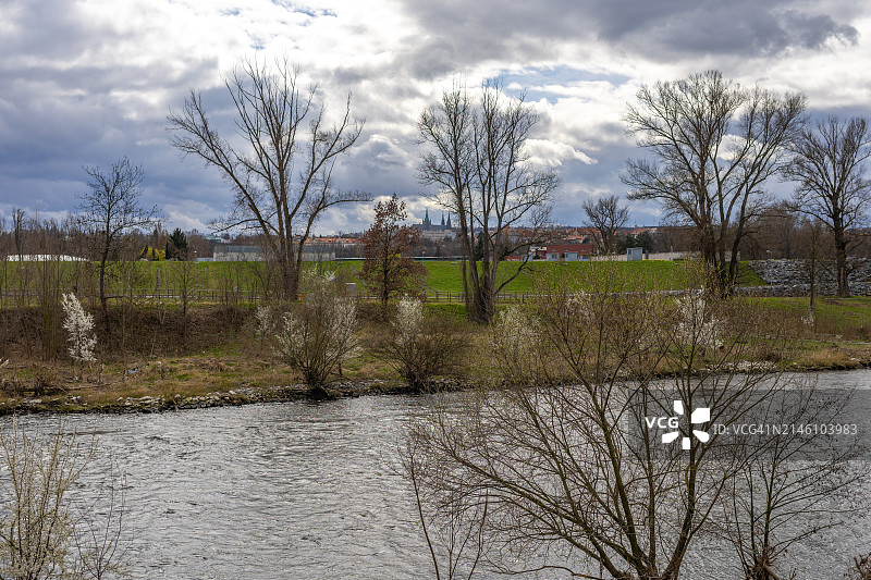 伏尔塔瓦河与布拉格城堡景观图片素材
