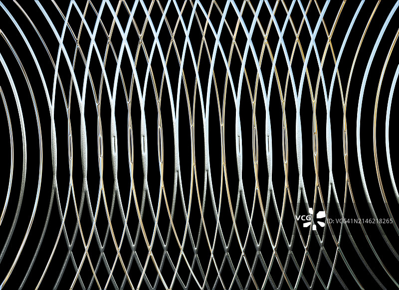 抽象背景，黑色背景上的椭圆形银色和金色金属图形图片素材