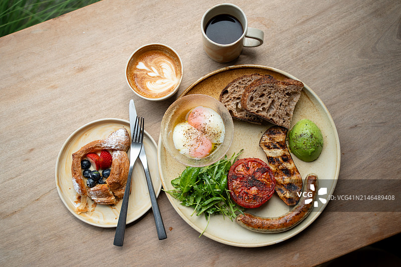 美式咖啡和热拿铁的丰盛早餐，木桌背景图片素材