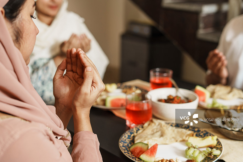 伊夫塔开斋前祈祷的手图片素材