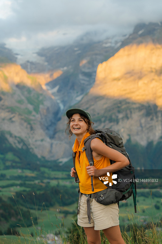 在瑞士徒步旅行小道上快乐的女人图片素材