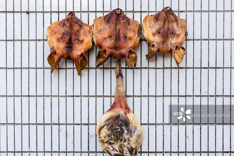乡村墙上悬挂的猪头和腌制食品图片素材