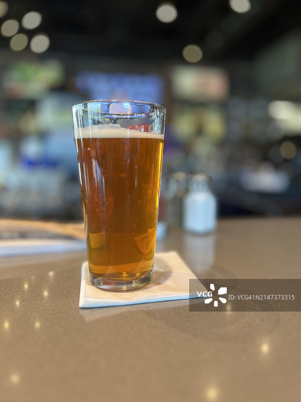 吧台上的啤酒图片素材