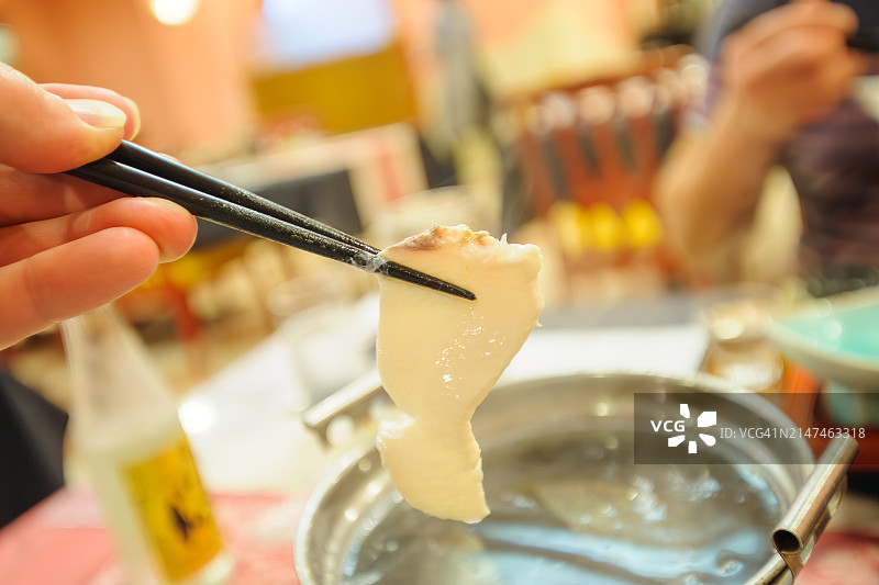 海岛酒店精致晚餐：尽享稀有海鲜和特色岛屿烧酒，摄于2月，日本东京伊豆群岛八丈岛图片素材