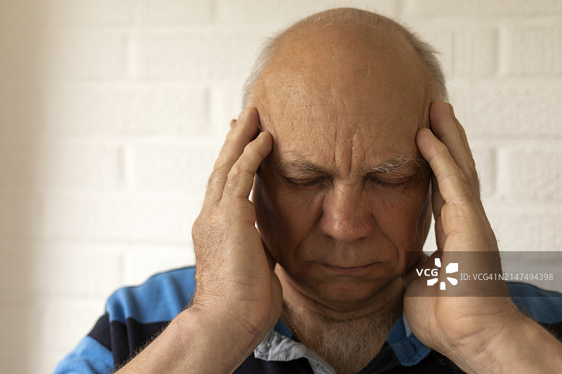 年长的男人头痛图片素材