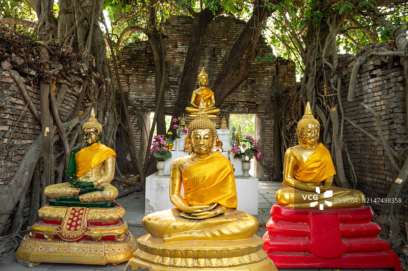 三尊佛像坐落在古老的寺庙里图片素材