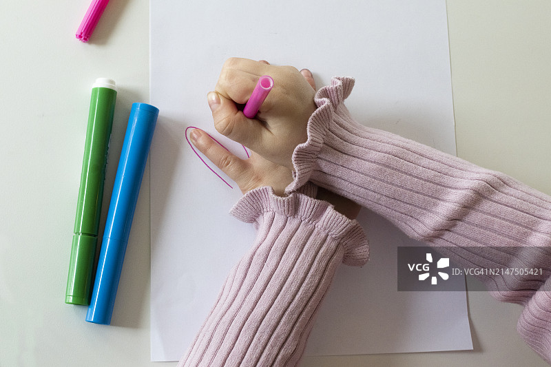 在纸上画手的年轻人图片素材