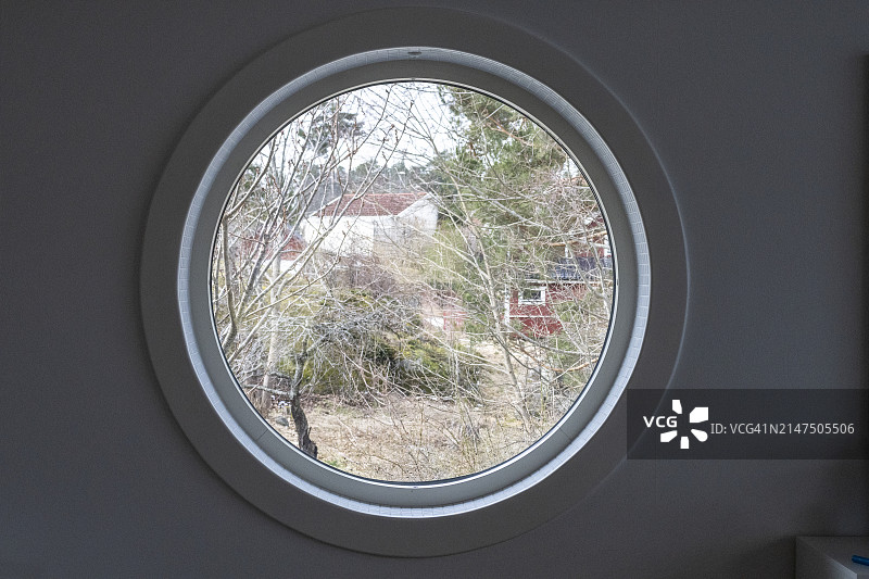 圆形窗户的视野图片素材