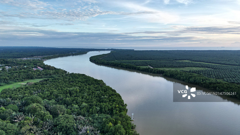 从武吉 Jugra 看到的 Sungai Langat 河景图片素材