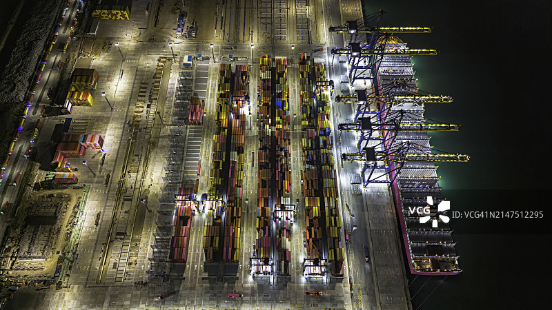 航拍夜间海港集装箱船图片素材