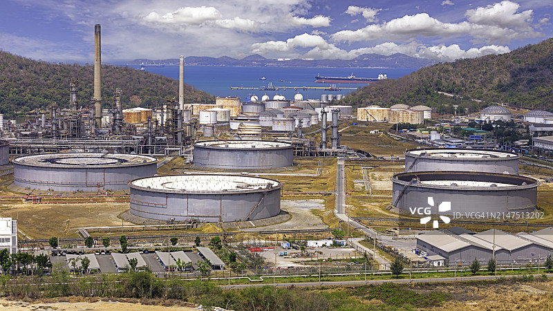 蓝天下海边的炼油厂图片素材