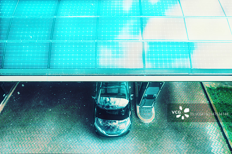 带有未来蓝色灯光的太阳能汽车充电站图片素材