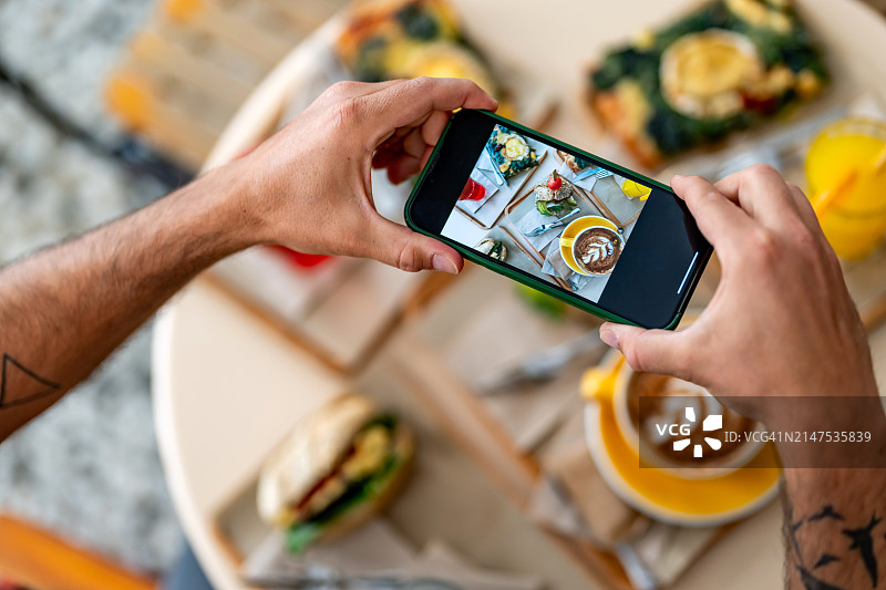 厨师拍摄餐桌上的食物图片素材