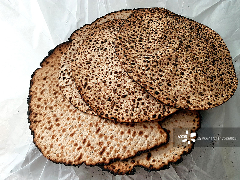 逾越节宴席用的什穆拉麦札（“受保护的麦札”），匆忙离开埃及的奴役图片素材