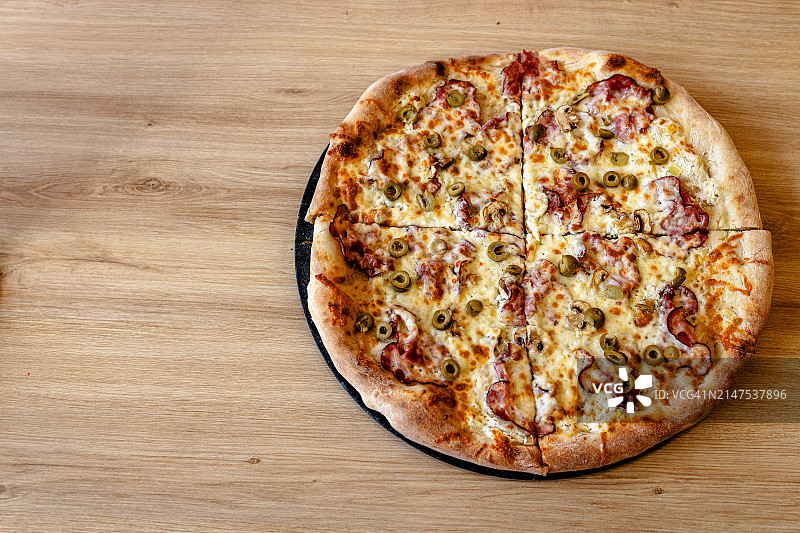 面包店展示的手工披萨图片素材