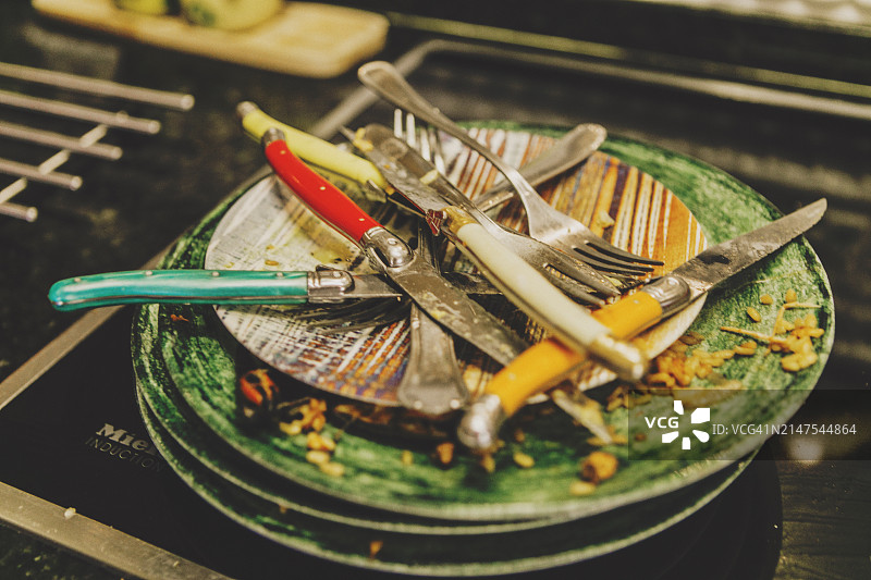 厨房台面上的一堆脏盘子图片素材